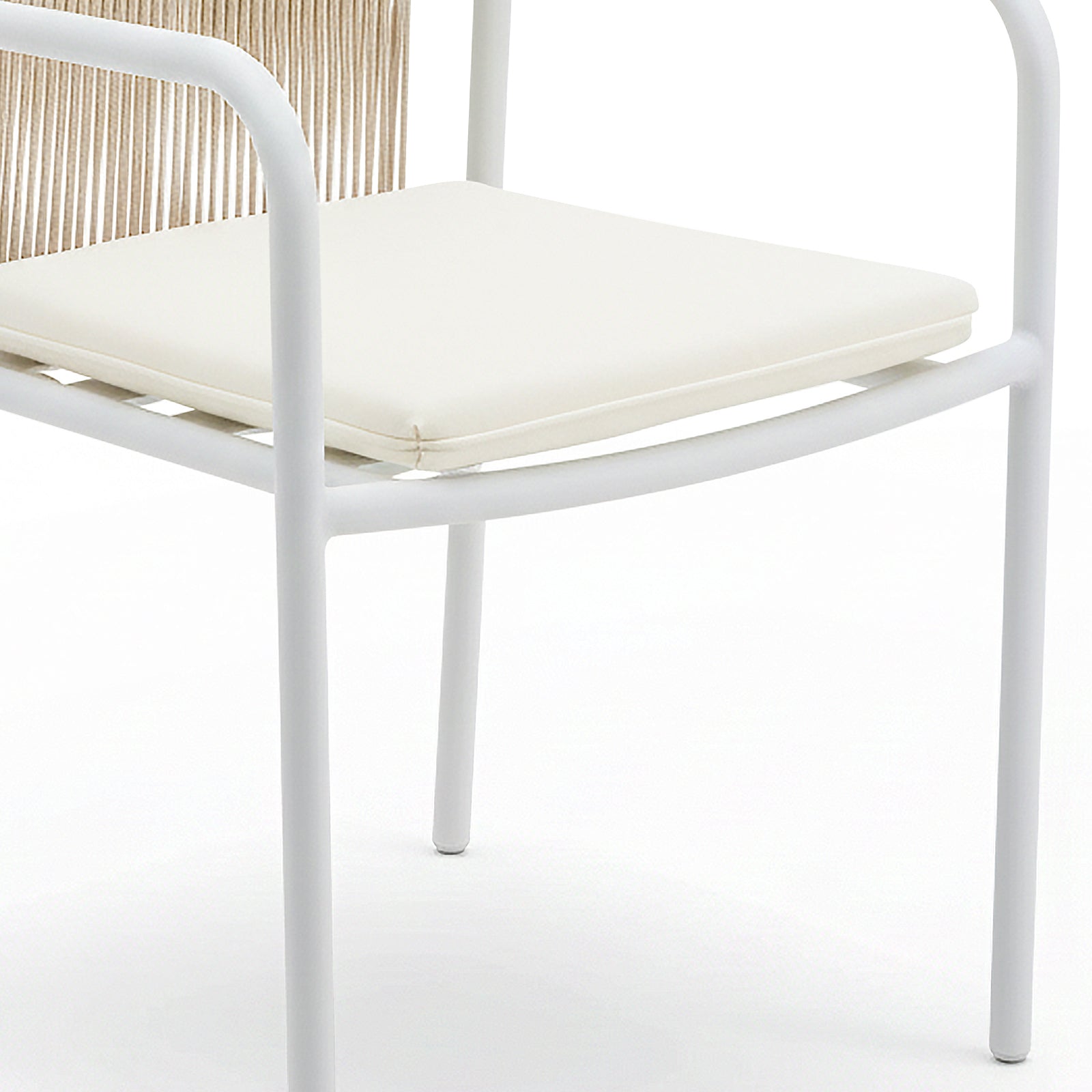 Evone Aluminium Rope Outdoor Dining Chair features a slim white tubular-metal frame, padded seat cushion, and woven rope backrest, embodying modern design and coastal charm for outdoor dining.